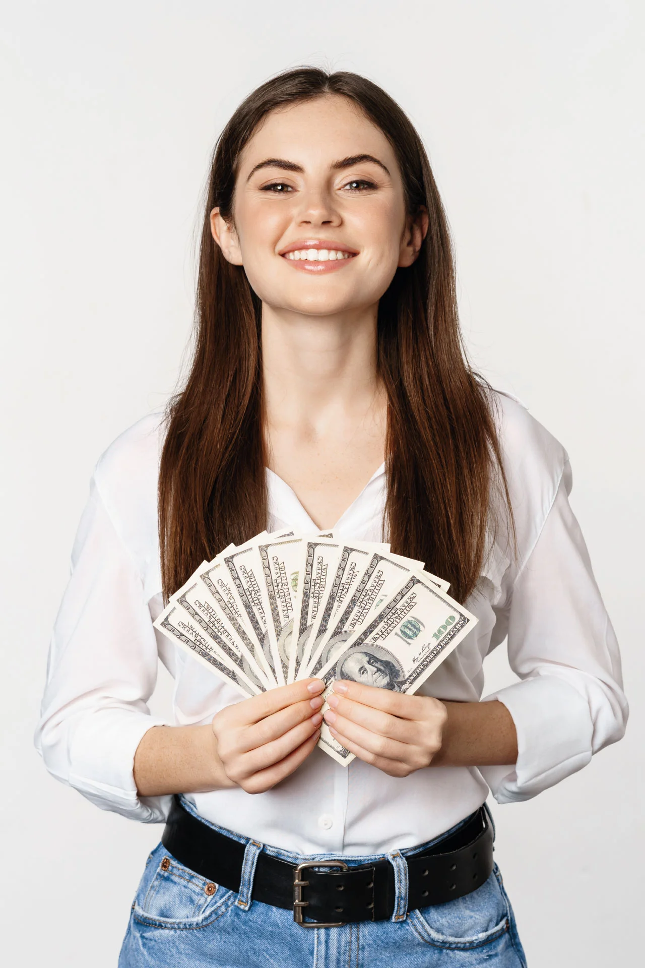 Retrato de una mujer sosteniendo dinero en efectivo | Maloka - Florida Real Estate Broker | Creemos en la generación de riqueza a través de la propiedad de vivienda