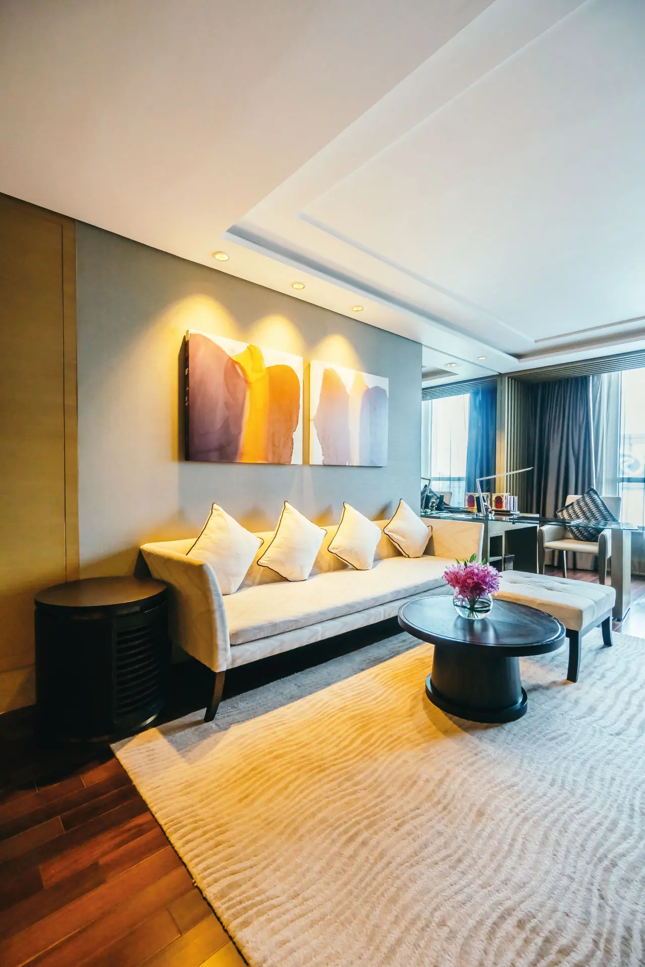 Sala de estar en un apartamento moderno bellamente decorado | Rentar mi Propiedad | Maloka - Florida Real Estate Broker | Creemos en la generación de riqueza a través de la propiedad de vivienda