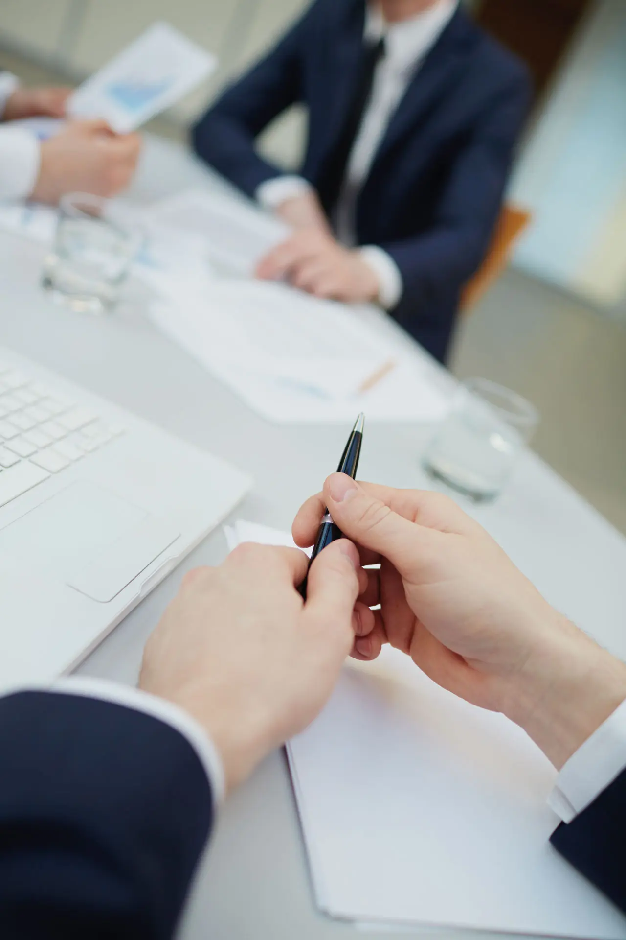 Primer plano de manos de hombre sosteniendo una reunión de carácter legal | Rentar mi Propiedad | Maloka - Florida Real Estate Broker | Creemos en la generación de riqueza a través de la propiedad de vivienda