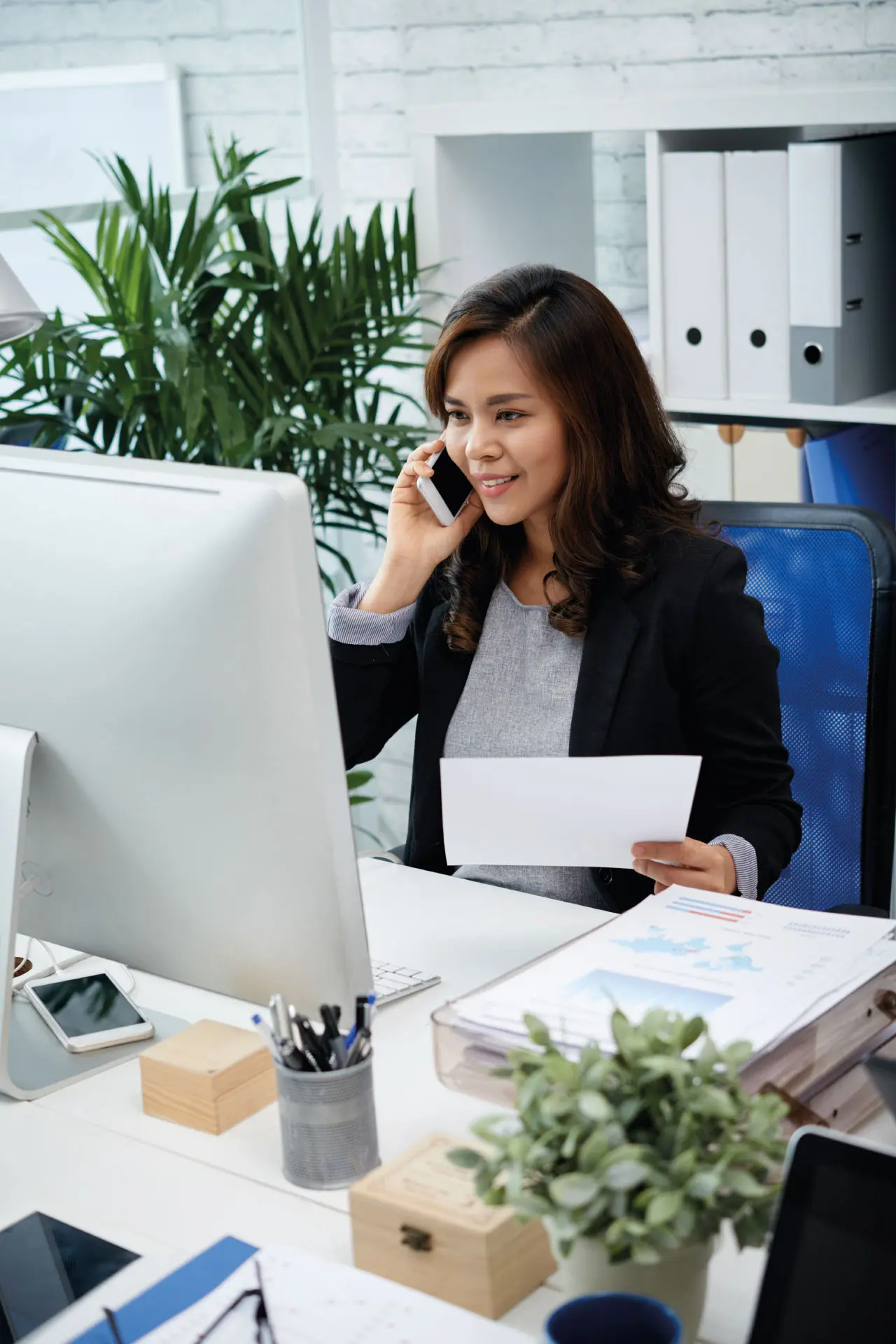 Ejecutiva gestionando labores de administración de propiedades desde su oficina | Rentar mi Propiedad | Maloka - Florida Real Estate Broker | Creemos en la generación de riqueza a través de la propiedad de vivienda